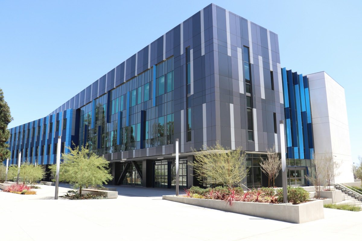 A building with many windows and a blue sky